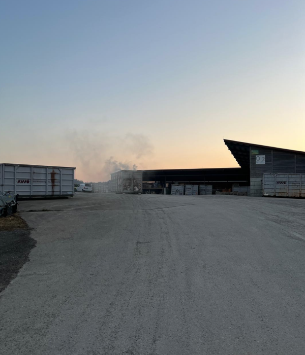 Gelände des ASZ mit rauchendem Container