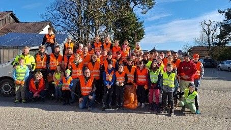 Gruppe von Personen mit Warnwesten, die bei der Frühjahrsputzanktion in Wang teilgenommen haben.