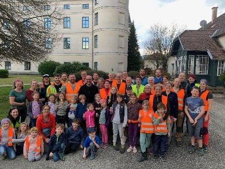 Gruppe von Helferinnen und Helfern beim Frühjahrsputz in der Gemeinde Wolfpassing