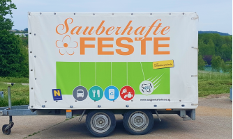 PKW-Anhänger, seitliche Ansicht, mit Aufdruck "Sauberhafte Feste"