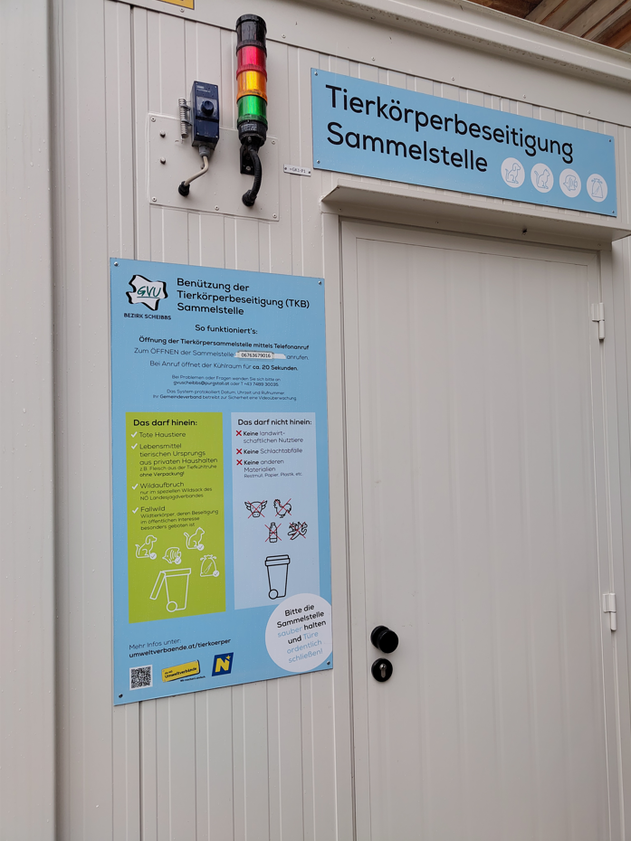 Wei&szlig;er Container der TKB-Sammelstelle mit blauem Hinweisschild