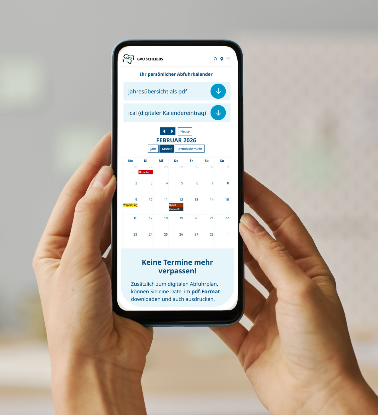 Zwei H&auml;nde halten ein Smartphone, am Display ist die Seite mit dem digitalen Abfuhrkalender zu sehen.