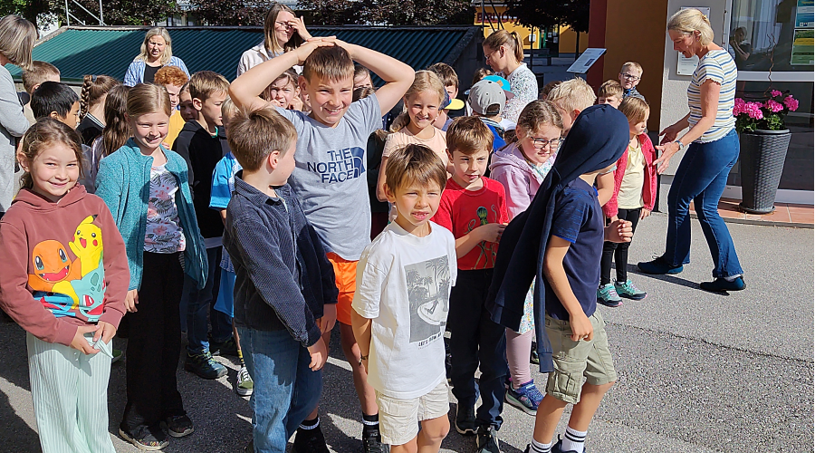 Eine Gruppe von Volksschulkindern, die gespannt auf das Eintreffen der M&uuml;llabfuhr wartet.