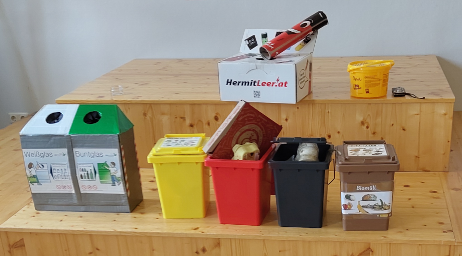 Abfallbeh&auml;lter/Vorsammelhilfen auf einem Podest