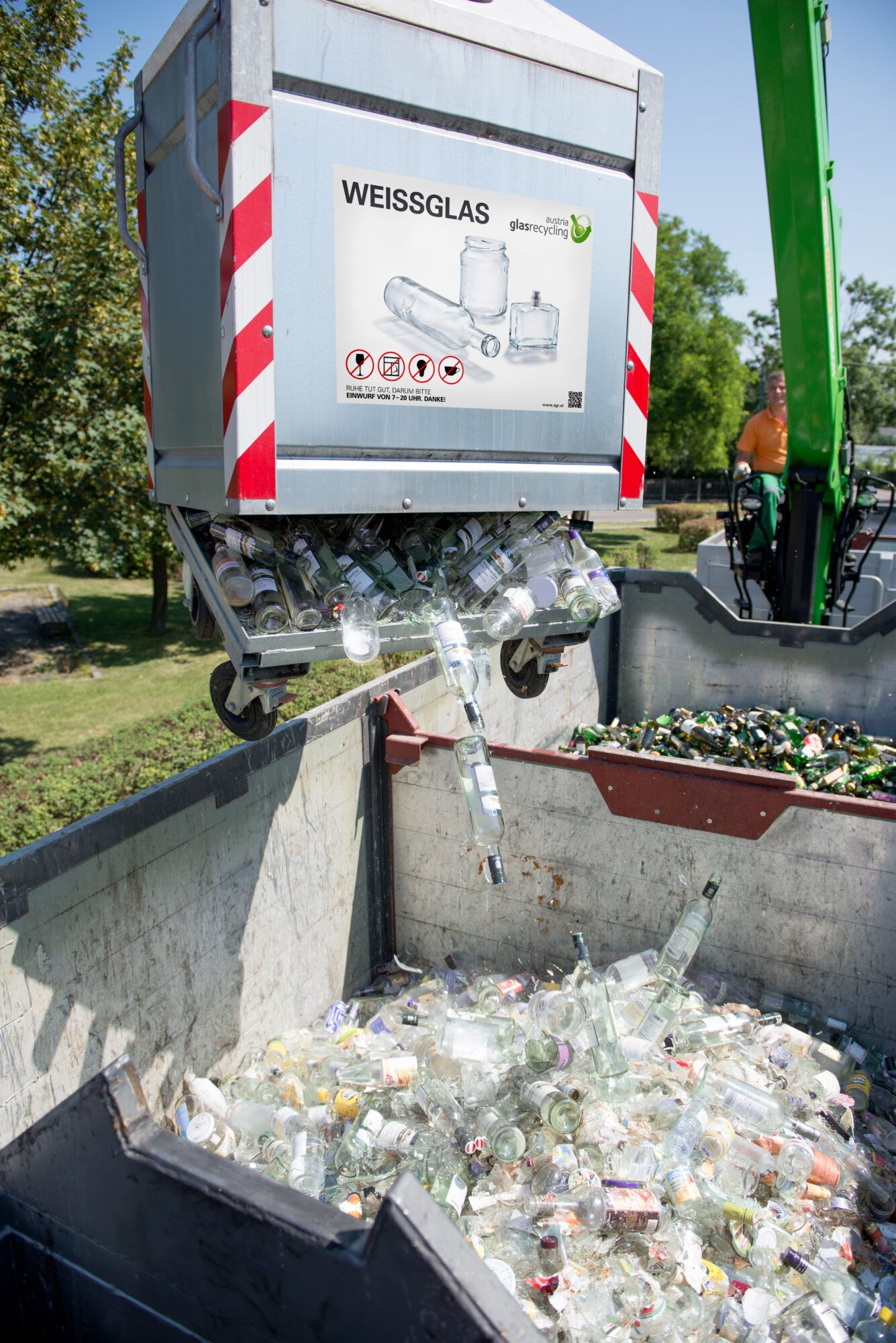 Entleerung eines Glascontainers