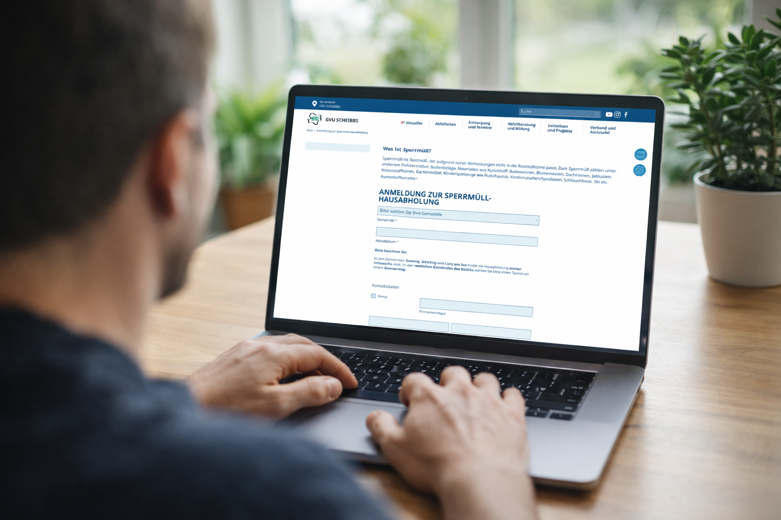 Mann tippt auf Tastatur von Laptop.