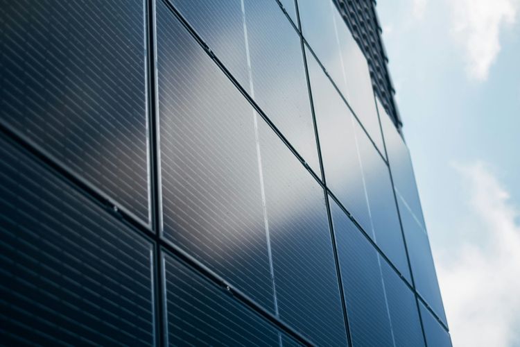 solar paneele an einem Dach angebracht