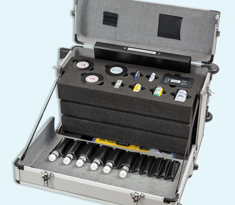 Aufgeklappter Schulkoffer mit Materialien, die in Elektroger&auml;ten und Batterien enthalten sind.