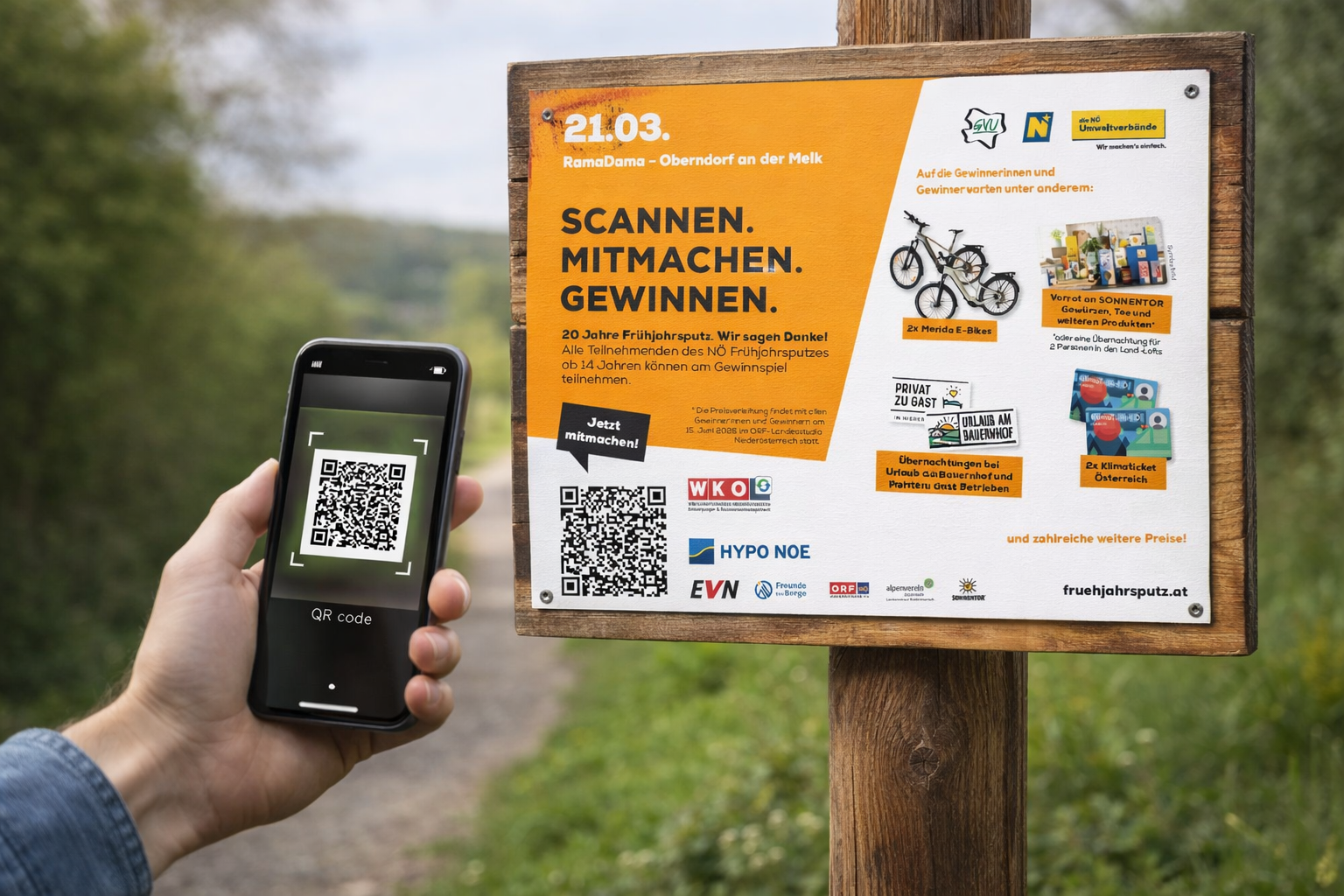 Smartphone in einer Hand scannt den QR-Code auf der Teilnahmekarte, die auf einer Holztafel angeschlagen ist.