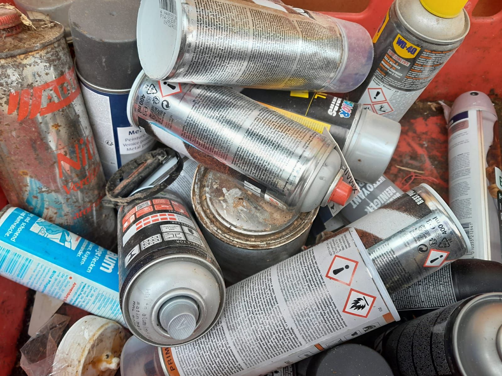 Sammlung von gebrauchten Spraydosen