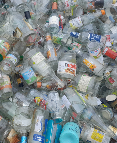verschiedene Flaschen und Gl&auml;ser aus Wei&szlig;glas
