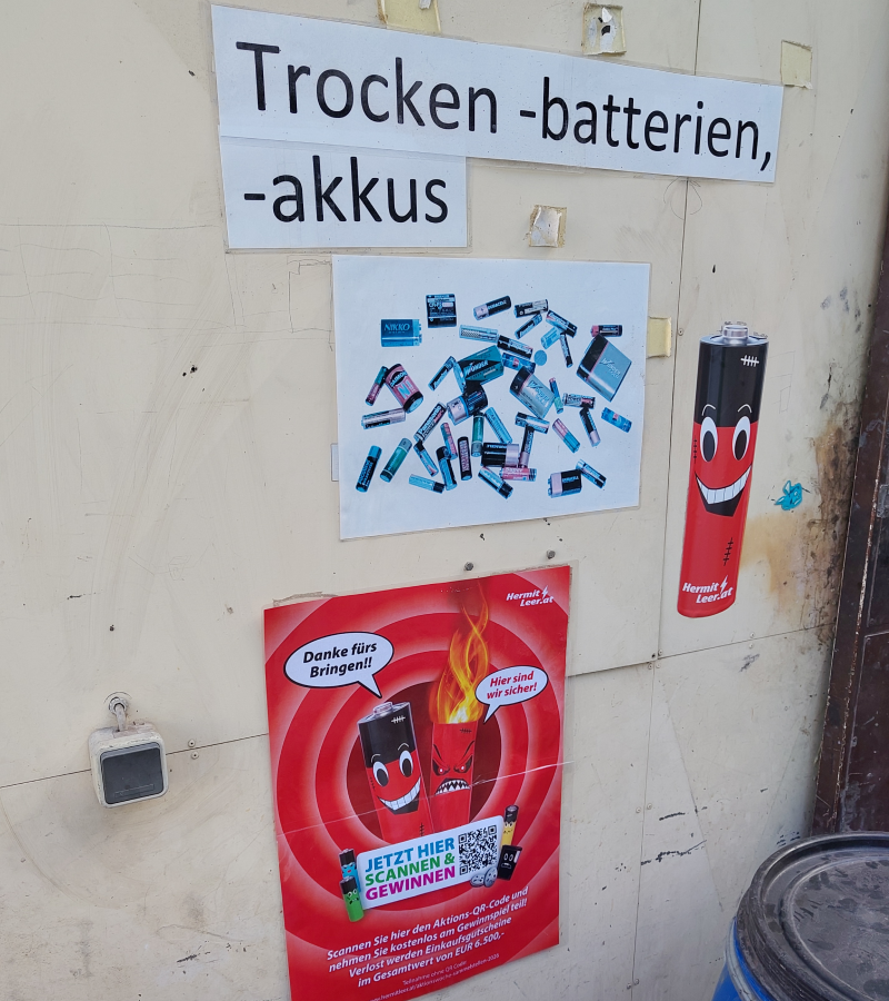 Sammelstelle f&uuml;r Batterien im ASZ Purgstall; Aufschrift: Trockenbatterien mit Gewinnspiel-Plakat