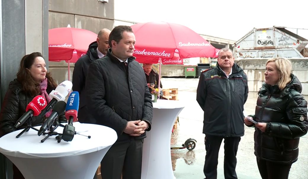 Umweltminister Norbert Totschnig, Gesch&auml;ftsf&uuml;hrerin der EAK Austrai Elisabeth Giehser, Berthold Kren (Saubermacher) und Martin Mittnecker (&Ouml;sterreichischer Bundesfeuerwehrverband) bei der Pressekonferenz