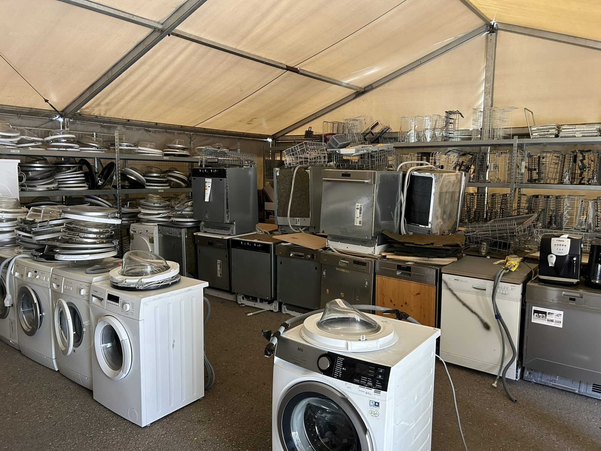 ReUse fähige Waschmaschinen im Lager des FAB Techno Team in Wels