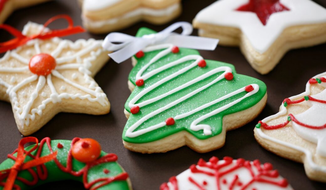 Auf dem Bild sind bunt verzierte Lebkuchen in den Farben gr&uuml;n, rot und wei&szlig; zu sehen
