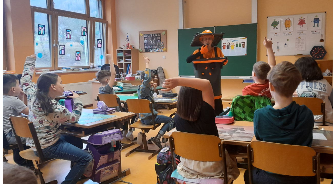 AnTONNia, die Restmülltonne, vor den Kindern der 2. Klasse