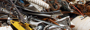 verschiedene Metallteile, die durcheinander liegen