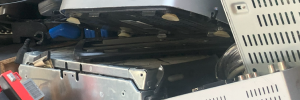 verschiedene elektronische Geräte in einem Sammelbehälter im ASZ