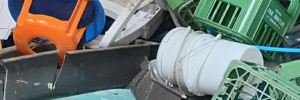 Ansammlung verschiedener Hartplastikgegenständen im ASZ