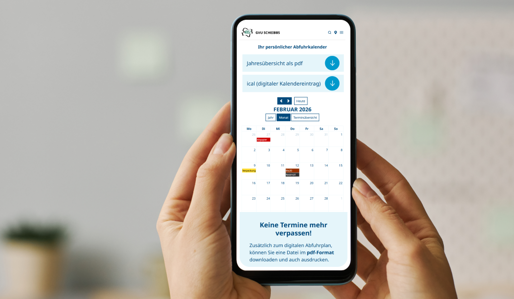 Zwei H&auml;nde halten ein Smartphone, am Display ist die Seite mit dem digitalen Abfuhrkalender zu sehen.