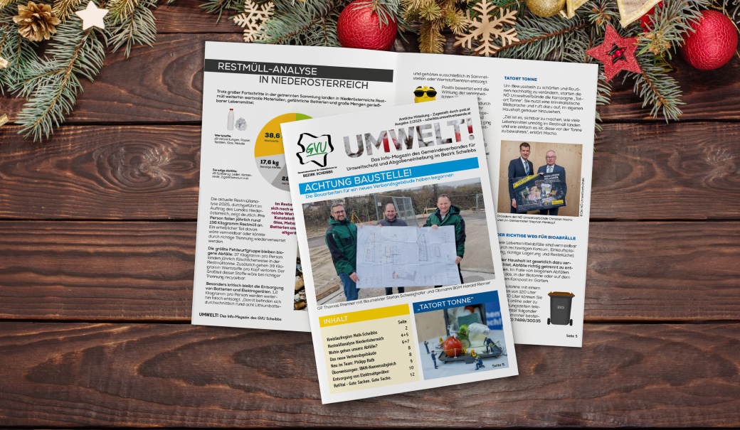 Cover und Innenseite der Verbandszeitung auf einem Holztisch mit weihnachtlicher Dekoration