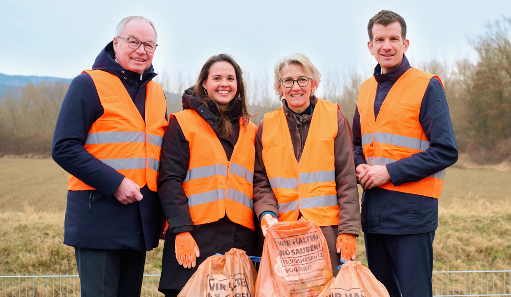 LH-Stellvertreter Stephan Pernkopf, Die NÖ Umweltverbände Katharina Wutzl, Amt der NÖ Landesregierung Abteilung RU3 Elisabeth Punesch und Präsident der NÖ Umweltverbände Christian Macho in Warnwesten und mit Müllsäcken in der Natur