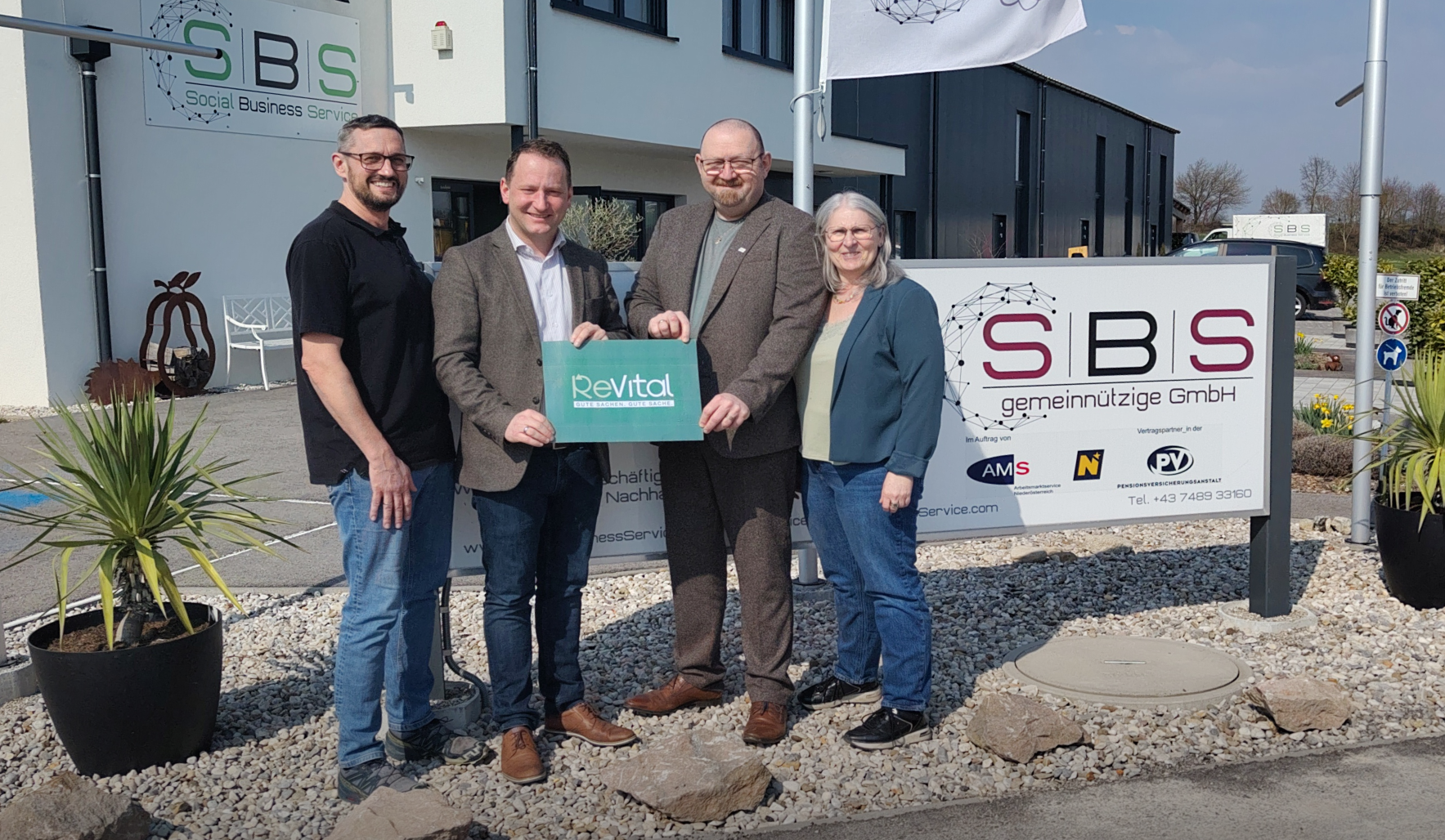 Vor dem Firmengebäude von S|B|S in Purgstall: GF Thomas Prenner und Obmann Bgm. Harald Riemer vom GVU Scheibbs mit GF Werner und GF Marion Pitzl von S|B|S