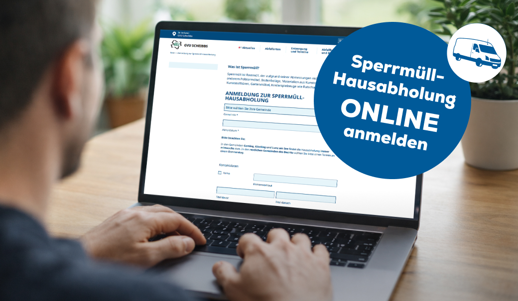 Mann sitzt vor Laptop und tippt. Text: Sperrmüll-Hausabholung ONLINE anmelden