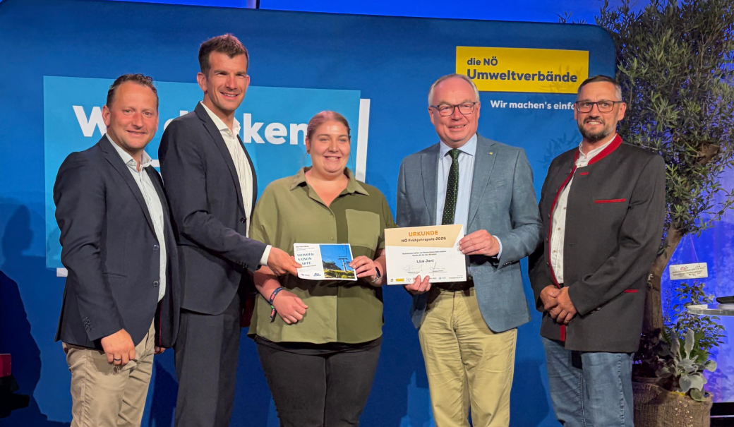 4 Männer und eine Frau zeigen vor dem Hintergrund der NÖ Umweltverbände bei der Preisverleihung des Frühjahrsputz-Gewinnspiels 2026